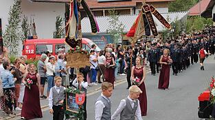Der Jubelverein, die Feuerwehr Thenried, führte den langen Festzug durchs Dorf an. Der Jubelverein, die Feuerwehr Thenried, führte den langen Festzug durchs Dorf an.