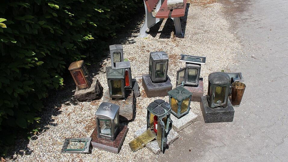 Unbekannte haben mehrere Gräber am Friedhof St. Michael in Straubing verwüstet. Unbekannte haben mehrere Gräber am Friedhof St. Michael in Straubing verwüstet.