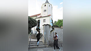 Auch der Turmhelm wird saniert.