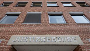Vor dem Landgericht Landshut wird einer 44 Jahre alten Frau der Prozess gemacht. Sie soll ihren Lebenspartner aus Habgier ermordet haben. (Archivbild)