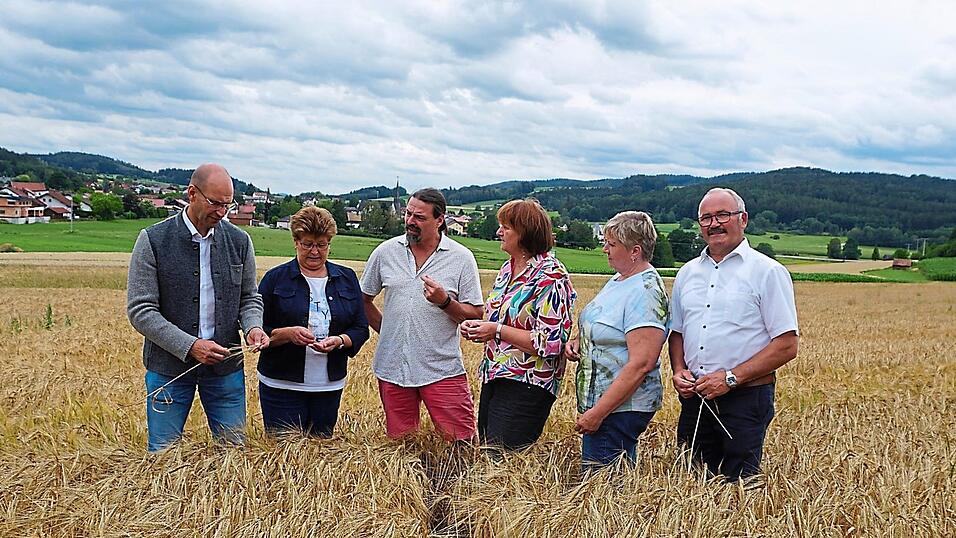 Vertreter des Bauernverbands aus dem Bezirk Oberpfalz geben sich die Ehre in Geigant (von links): Bezirkspr&auml;sident Ely Eibisch, Kreisb&auml;uerin Rosemarie Maier, Landwirt Christian Lommer, Bezirksb&auml;uerin Rita G&ouml;tz und ihre Stellvertreterin Irmgard Zintl sowie Kreisobmann Franz Holzapfel.