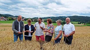 Vertreter des Bauernverbands aus dem Bezirk Oberpfalz geben sich die Ehre in Geigant (von links): Bezirkspräsident Ely Eibisch, Kreisbäuerin Rosemarie Maier, Landwirt Christian Lommer, Bezirksbäuerin Rita Götz und ihre Stellvertreterin Irmgard Zintl sowie Kreisobmann Franz Holzapfel. Vertreter des Bauernverbands aus dem Bezirk Oberpfalz geben sich die Ehre in Geigant (von links): Bezirkspräsident Ely Eibisch, Kreisbäuerin Rosemarie Maier, Landwirt Christian Lommer, Bezirksbäuerin Rita Götz und ihre Stellvertreterin Irmgard Zintl sowie Kreisobmann Franz Holzapfel.