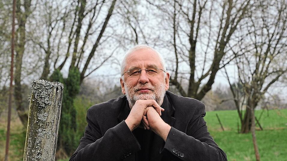 Hans Klaffl betrachtet den Schulwahnsinn mit stoischer Ruhe. Hans Klaffl betrachtet den Schulwahnsinn mit stoischer Ruhe.