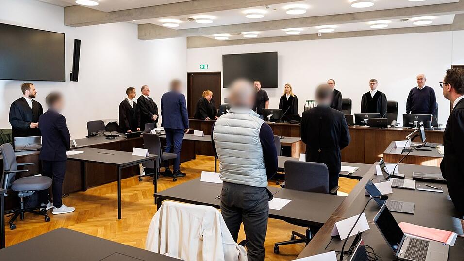 Der durch den mutmaßlichen Betrug für die Krankenkassen entstandene Schaden beläuft sich laut Anklage auf mehr als 9,8 Millionen Euro.