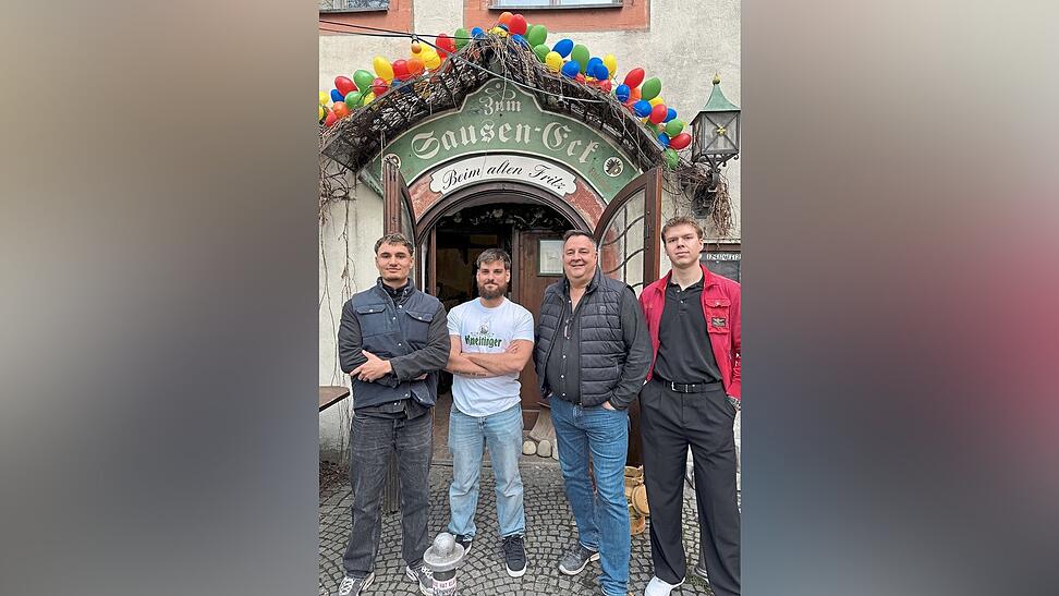 Marwin Koller (von links) und Basti Armer sind die neuen Wirte im Sauseneck. Das altehrw&uuml;rdige Geb&auml;ude hat Thomas Straubinger - nach R&uuml;cksprache mit Sohn Jonas und der restlichen Familie - Ende letzten Jahres gekauft.