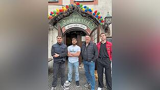 Marwin Koller (von links) und Basti Armer sind die neuen Wirte im Sauseneck. Das altehrw&uuml;rdige Geb&auml;ude hat Thomas Straubinger - nach R&uuml;cksprache mit Sohn Jonas und der restlichen Familie - Ende letzten Jahres gekauft.