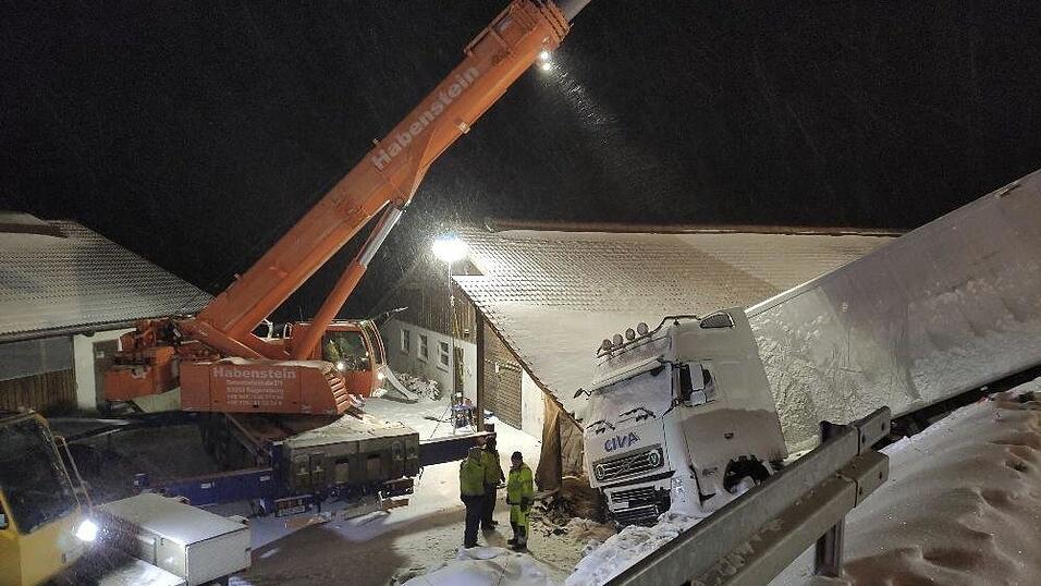 In Ostbayern passierten zwischen Mittwoch und Donnerstag viele Unf&auml;lle. Bei Loitzendorf im Landkreis Straubing-Bogen rutschte ein Sattelzug gegen einen Kuhstall.