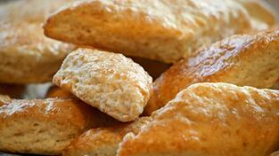 Scones sind nicht nur fester Bestandteil der britischen Teekultur, sondern schmecken einfach auch sehr lecker.