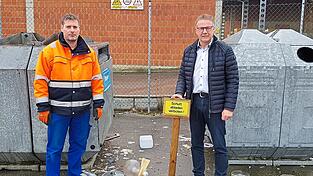 Bürgermeister Johann Grau und Richard Margezeder begutachten den Dreck bei den Containern in Grafentraubach.
