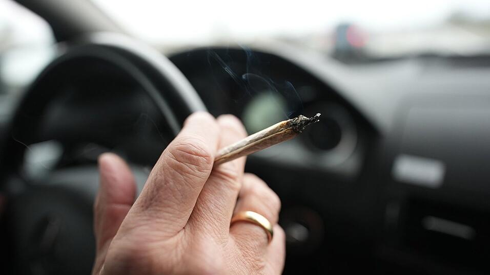 Schon in geringem Maß kann der Mischkonsum von Cannabis und Alkohol zu Einschränkungen der Fahrtüchtigkeit führen, sagen Experten.