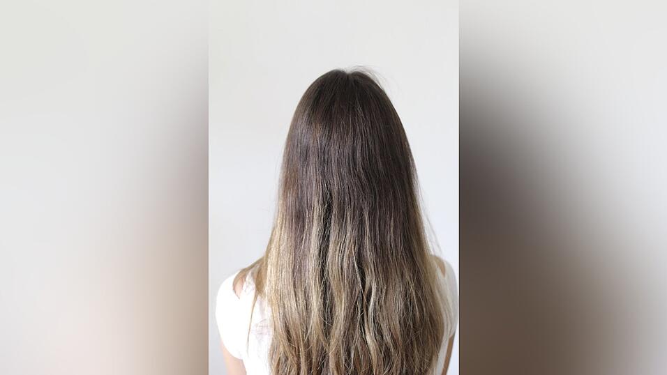 Die Wasserfall-Flechtfrisur kann man entweder mit oder ohne Locken tragen. Je nach Haartyp könnt ihr eure Haare vor dem Flechten etwas locken, glätten oder im Naturzustand lassen. Die Wasserfall-Flechtfrisur kann man entweder mit oder ohne Locken tragen. Je nach Haartyp könnt ihr eure Haare vor dem Flechten etwas locken, glätten oder im Naturzustand lassen.