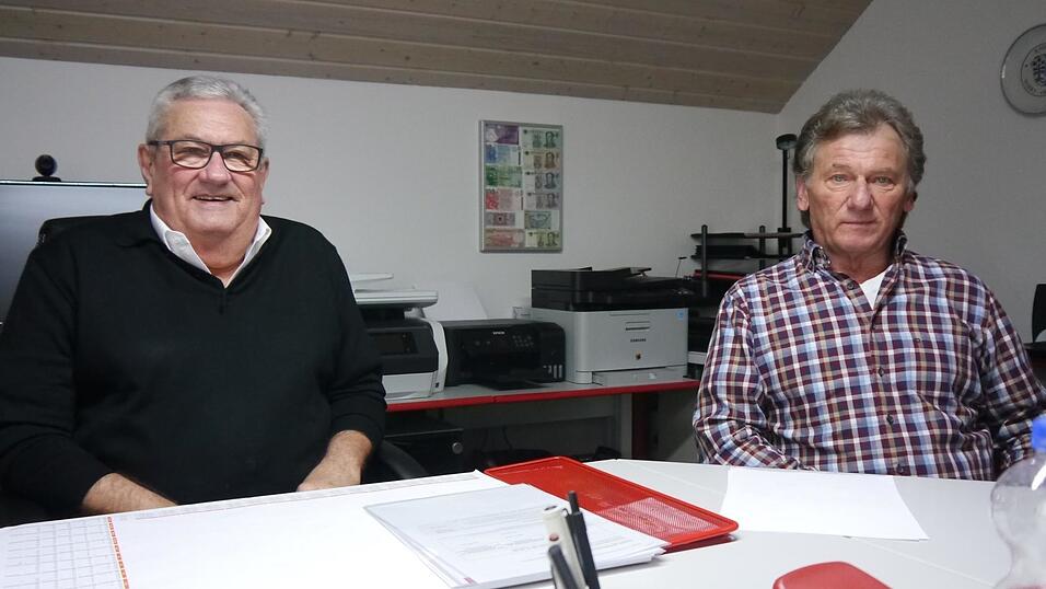 Eine schmerzhafte, aber gute Entscheidung ohne Alternative trafen Hockerberg-Chef Karl-Heinz Niedermeier (l.) und 'Metzgerwirt' Toni Luginger. Das Starkbierfest 'Hockerberg' wird - wie schon im Jahr 2020 - wegen der Corona-Pandemie und der geltenden Beschr&auml;nkungen abgesagt.