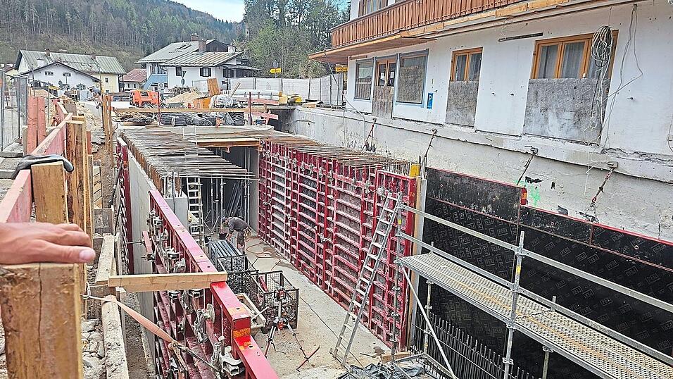 Großbaustelle: Direkt an den Wohnhäusern vorbei verläuft die Querschnittserweiterung des Wildbachs. Großbaustelle: Direkt an den Wohnhäusern vorbei verläuft die Querschnittserweiterung des Wildbachs.