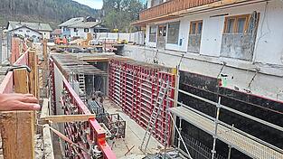 Großbaustelle: Direkt an den Wohnhäusern vorbei verläuft die Querschnittserweiterung des Wildbachs.