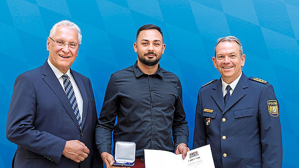 Burak Furtner (Mitte) ist nun Träger der Courage-Medaille. Für sein Eingreifen dankten ihm am Montag Bayerns Innenminister Joachim Herrmann (links) und Landespolizeipräsident Michael Schwald (rechts). Burak Furtner (Mitte) ist nun Träger der Courage-Medaille. Für sein Eingreifen dankten ihm am Montag Bayerns Innenminister Joachim Herrmann (links) und Landespolizeipräsident Michael Schwald (rechts).