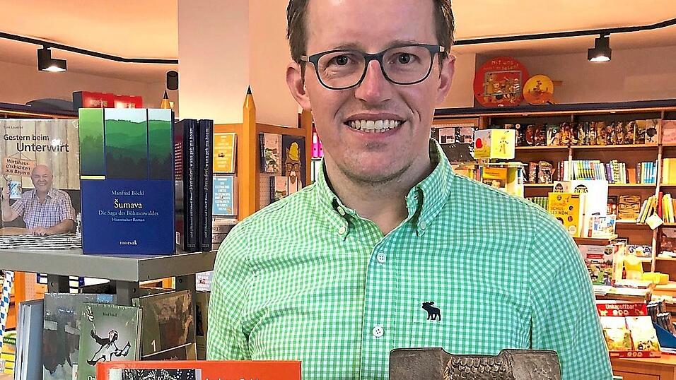 Der Autor Andreas Roider freut sich, seine neueste Künstlerbiografie präsentieren zu können. Der Autor Andreas Roider freut sich, seine neueste Künstlerbiografie präsentieren zu können.