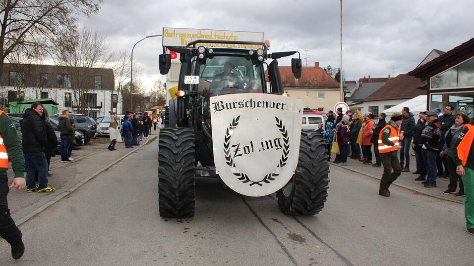 Viele Faschings-Fans haben sich am Samstag den Umzug in Langenbach angesehen. Viele Faschings-Fans haben sich am Samstag den Umzug in Langenbach angesehen.