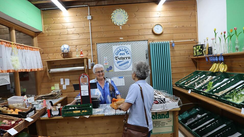 Edith Loibl, die letzte „Tante Emma“, freut sich immer auf einen Ratsch mit den Stammkunden. Edith Loibl, die letzte „Tante Emma“, freut sich immer auf einen Ratsch mit den Stammkunden.