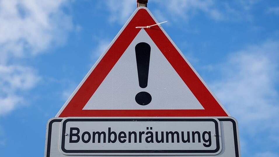 Was Autofahrerinnen und -fahrer zum Blindgänger-Fund in Neu-Ulm wissen müssen. (Symbolbild) Was Autofahrerinnen und -fahrer zum Blindgänger-Fund in Neu-Ulm wissen müssen. (Symbolbild)