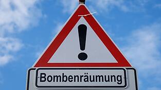 Was Autofahrerinnen und -fahrer zum Blindgänger-Fund in Neu-Ulm wissen müssen. (Symbolbild) Was Autofahrerinnen und -fahrer zum Blindgänger-Fund in Neu-Ulm wissen müssen. (Symbolbild)