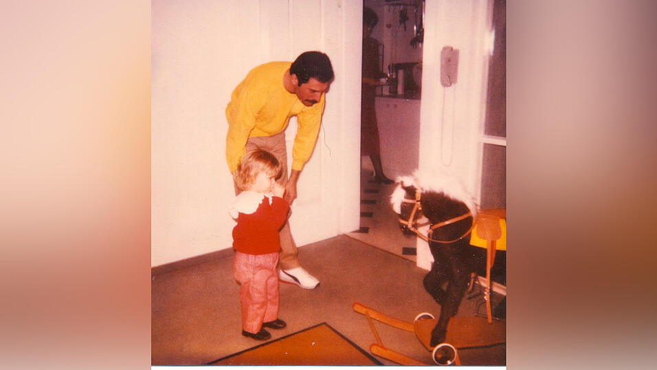 Mit viel Geduld gew&ouml;hnt 'Big Freddie' den 'Little Freddie' ans Schaukelpferd.