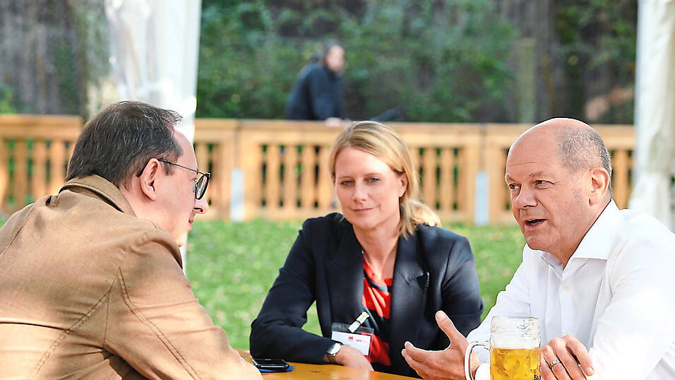 Markus Lohm&uuml;ller (links) spricht im Bundestagswahlkampf 2021 mit dem SPD-Kanzlerkandidaten Olaf Scholz.