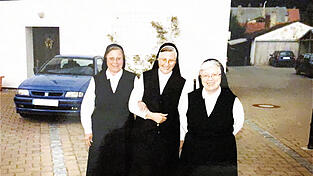 Das Foto aus dem Jahr 2002 zeigt das Trio Schwester Silvana, Carolin und Edelgund.