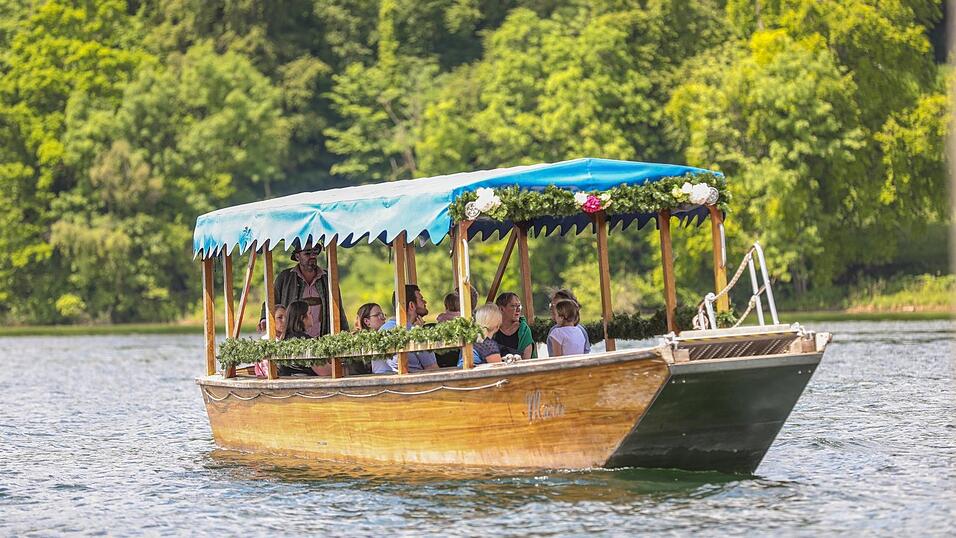Eine der beiden Zillen, mit denen Bernhard 'Hermann' Zillner seine Gäste in ein paar Minuten vom Festland zur Roseninsel befördert Eine der beiden Zillen, mit denen Bernhard 'Hermann' Zillner seine Gäste in ein paar Minuten vom Festland zur Roseninsel befördert