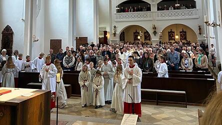 Einzug des liturgischen Dienstes in die voll besetzte Pfarrkirche St. Simon und Judas Thaddäus. Einzug des liturgischen Dienstes in die voll besetzte Pfarrkirche St. Simon und Judas Thaddäus.