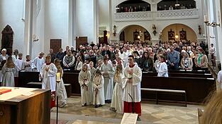 Einzug des liturgischen Dienstes in die voll besetzte Pfarrkirche St. Simon und Judas Thadd&auml;us.