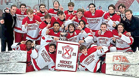Das Stanstead-College-Pre-Team mit Jonas Murrer (vorne, l.) nach dem Sieg beim Turnier des St. Andrew’s College in Toronto.