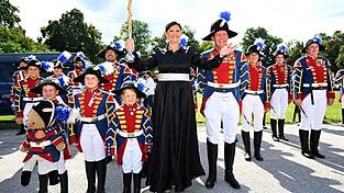 Landtagspr&auml;sidentin Ilse Aigner gr&uuml;&szlig;t beim Landtags-Empfang am Schloss Schlei&szlig;heim.