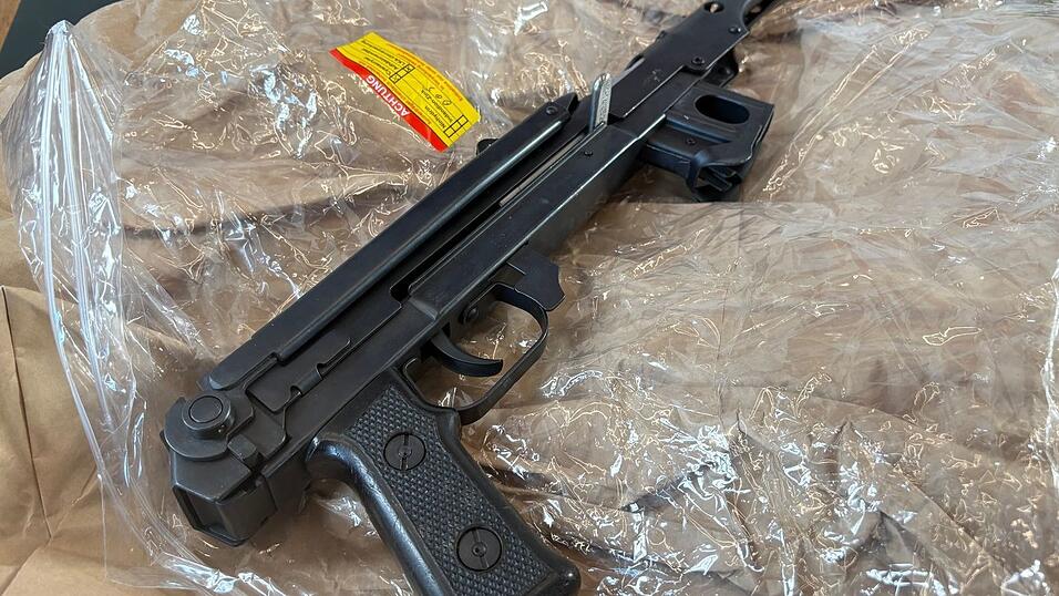 Die Polizei präsentierte sichergestellte Waffen. Die Polizei präsentierte sichergestellte Waffen.