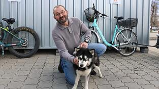 Mario Schmidleitner und seine H&uuml;ndin Luna wohnen derzeit in einer Einzimmerwohnung in Landshut - auf Dauer sei diese jedoch zu klein.