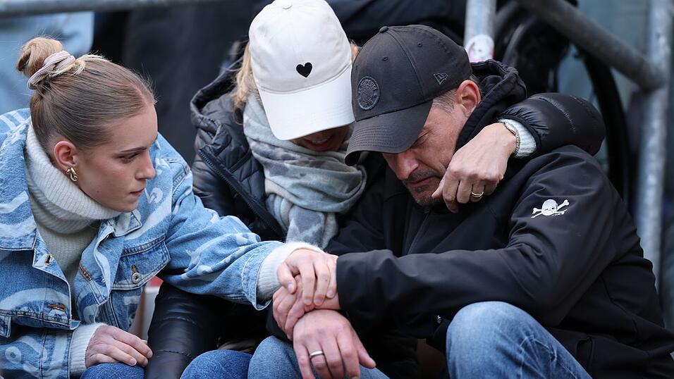 Trost bei der Familie: St. Paulis Trainer Alexander Blessin.