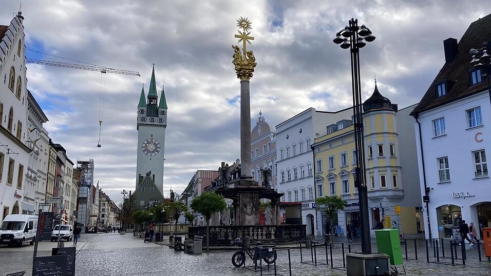 Wegen des Aufbaus des Christkindlmarkts wird der Viktualienmarkt vorübergehend verlegt. Wegen des Aufbaus des Christkindlmarkts wird der Viktualienmarkt vorübergehend verlegt.