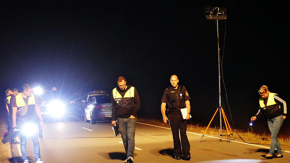 Polizisten in der Unfallnacht auf der Landstra&szlig;e bei Riekofen. Die Unfallfahrerin ist inzwischen ermittelt, doch einige Fragen bleiben offen.