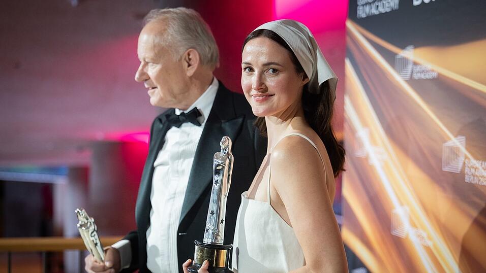 Gewannen beide Schauspielpreise: Renate Reinsve und Stellan Skarsg&aring;rd.