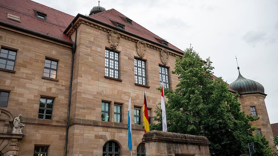 Der Prozess gegen Demonstranten, die auf den Hof des bayerischen Bauernpräsidenten eingedrungen sein sollen, ist in Nürnberg gestartet. Der Prozess gegen Demonstranten, die auf den Hof des bayerischen Bauernpräsidenten eingedrungen sein sollen, ist in Nürnberg gestartet.