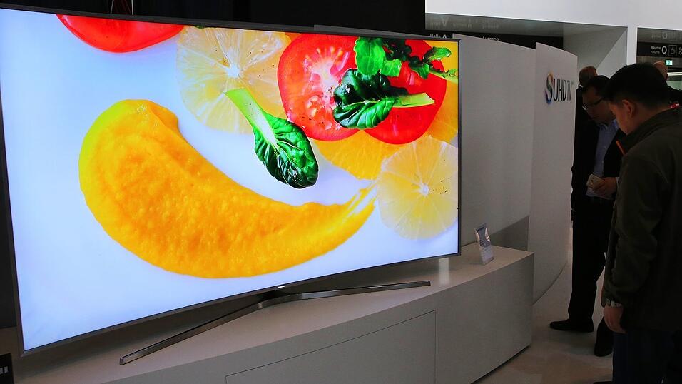 Besucher betrachten auf der IFA 2015 hochauflösende gebogene Flachbildschirme von Samsung. Besucher betrachten auf der IFA 2015 hochauflösende gebogene Flachbildschirme von Samsung.