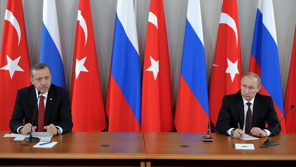 Der russische Präsident Wladimir Putin wirft der Türkei bewusste Schützenhilfe für die Terrormiliz Islamischer Staat (IS) vor. Der russische Präsident Wladimir Putin wirft der Türkei bewusste Schützenhilfe für die Terrormiliz Islamischer Staat (IS) vor.