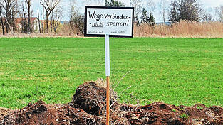 Die Sperrung des Fu&szlig;wegs war f&uuml;r viele langj&auml;hrige Nutzer ein Grund, w&uuml;tend zu werden. Mit diesem selbst angebrachten Schild wollen sie ihren Unmut &uuml;ber die Sache zeigen.