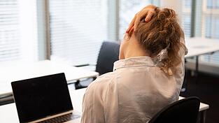 Dehnungen am Arbeitsplatz lösen Muskelverspannungen durch langes Sitzen und einseitige Belastung.