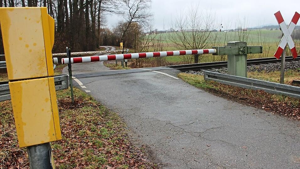 In Arnschwang gibt es einen Übergang mit Gegensprechanlage. In Arnschwang gibt es einen Übergang mit Gegensprechanlage.