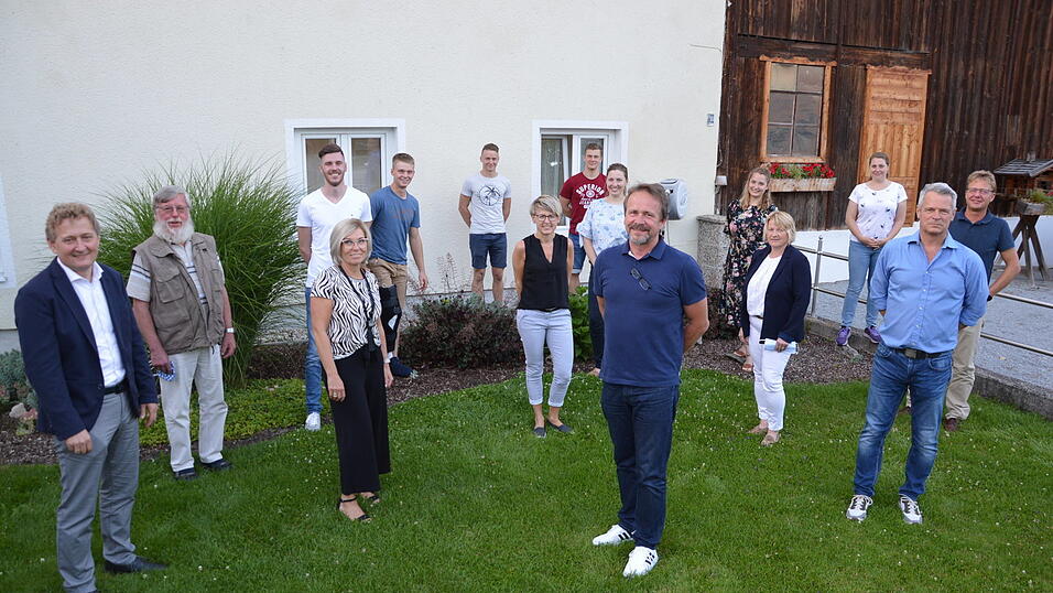 Der neu gewählte Vorstand und Bürgermeister Josef Beham.