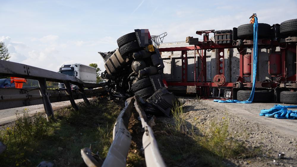 Die geladenen Eisensp&auml;ne verteilten sich quer &uuml;ber die A3, bei der Reinigung half das THW.