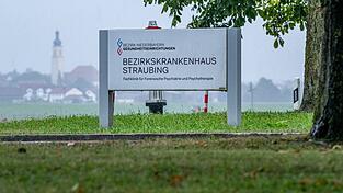 Aus dem Bezirkskrankenhaus Straubing waren vergangenes Jahr mehrere Häftlinge nach einer Geiselnahme getürmt.