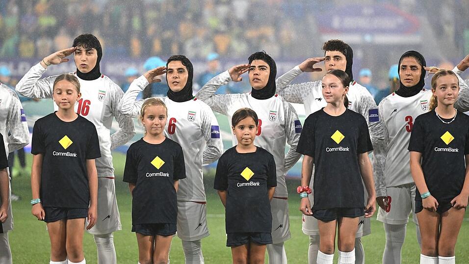 Milit&auml;rgru&szlig; w&auml;hrend des Asien Cup: Irans Fu&szlig;ballerinnen (Archivbild)
