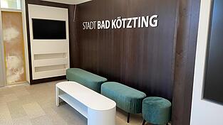 Blick in den neugestalteten Eingangsbereich des Neuen Rathauses mit Sitzgelegenheiten und Info-Terminal