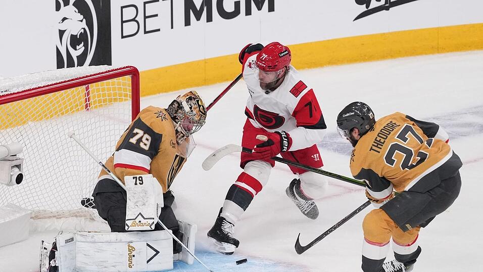 Taylor Hall (Mitte) traf früh zum 1:0 für die Hurricanes. Taylor Hall (Mitte) traf früh zum 1:0 für die Hurricanes.